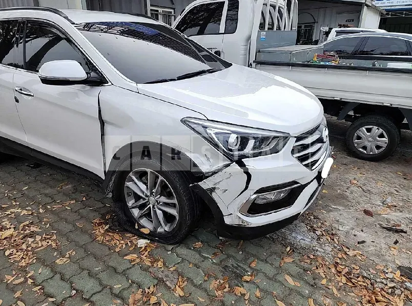Photo 2 of 12: 2016 Hyundai Santa Fe, VIN KMHSW81UDGU557893 — Korean insurance auction