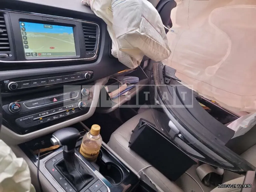 Photo 2 of 11: 2017 Kia Carnival, VIN KNAMC81ABHS275683 — Korean insurance auction