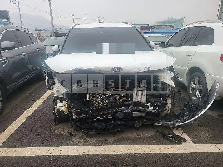Photo 2 of 14: 2020 Kia Carnival 2.2, VIN KNANE81BBMS033456 — Korean insurance auction