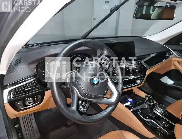 Photo 2 of 24: 2018 BMW Calm 520i — Korean insurance auction