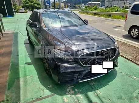 Photo 2 of 5: 2017 Mercedes-Benz E 300, VIN WDDZF4JB8HA288116 — Korean insurance auction