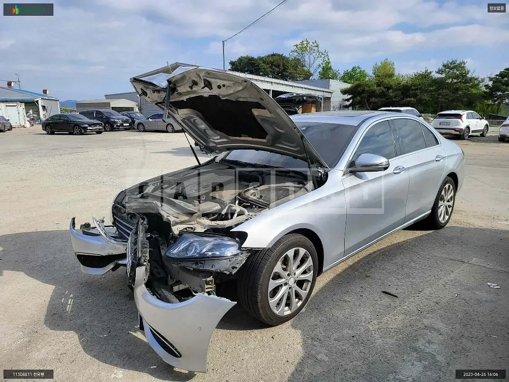 Photo 2 of 12: 2016 Mercedes-Benz E220 d, VIN WDBUF87J65X186038 — Korean insurance auction