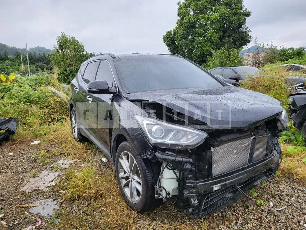 Photo 2 of 8: 2016 Hyundai Santa Fe, VIN KMHSW81UBGU626648 — Korean insurance auction
