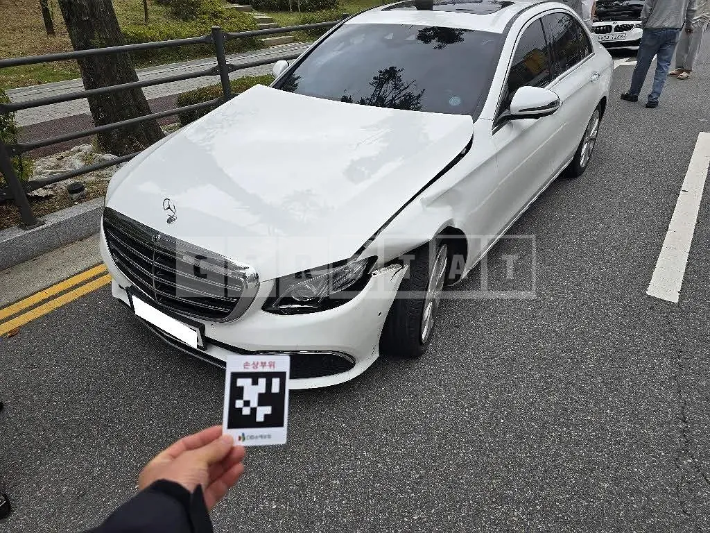 Photo 2 of 8: 2017 Mercedes-Benz E300, VIN WDDZF4JB6JA349372 — Korean insurance auction