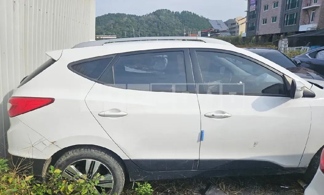 Photo 2 of 9: 2015 Hyundai Tucson, VIN KMHJT81VDFU040903 — Korean insurance auction