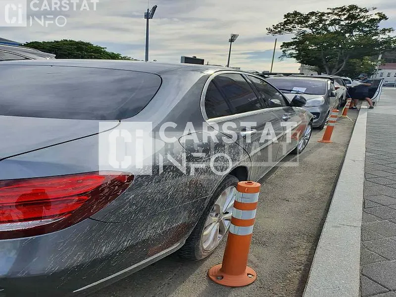Photo 2 of 7: 2018 Mercedes-Benz E300 4Matic, VIN WDDZF4KB2JA413020 — Korean insurance auction