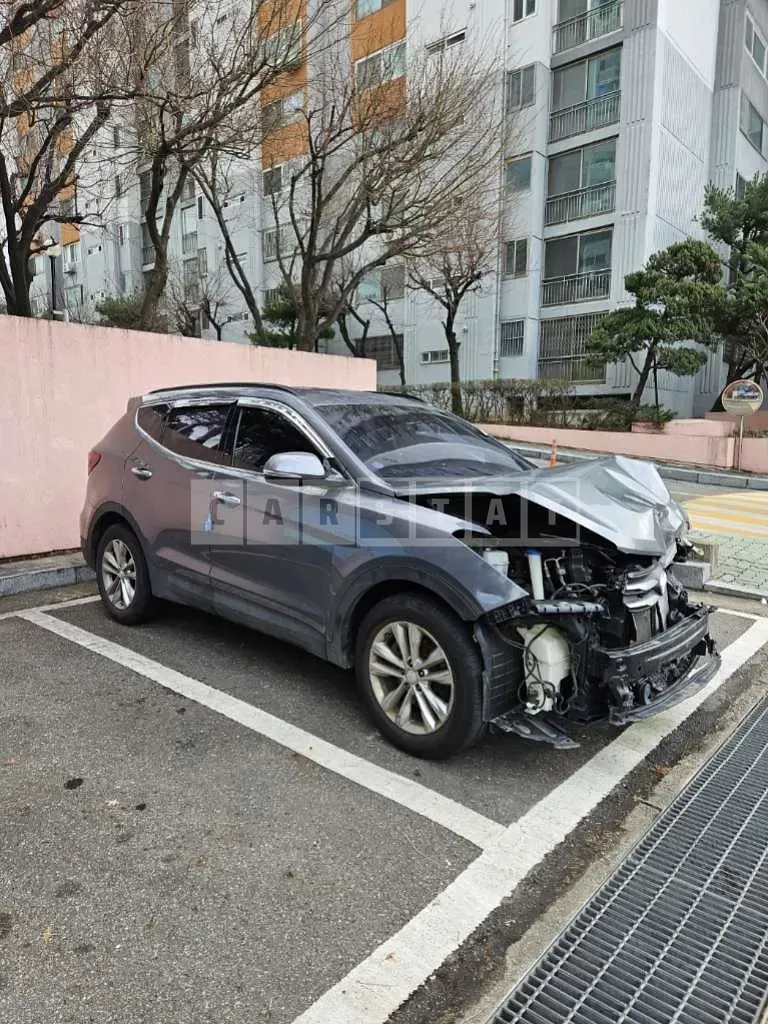 Photo 2 of 17: 2017 Hyundai Santa Fe, VIN KMHSW81UBHU741209 — Korean insurance auction