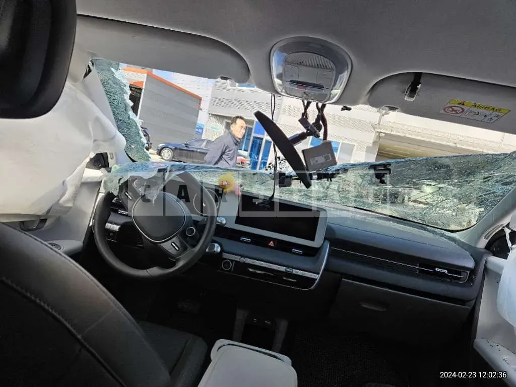 Photo 2 of 18: 2022 Hyundai Modern Ionic 5, VIN KMHKN81AFNU053330 — Korean insurance auction