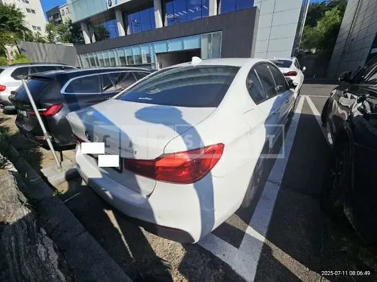 Photo 2 of 10: 2017 BMW 530i — Korean insurance auction