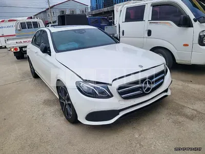 Photo 1 of 32: 2017 Mercedes-Benz E220d, VIN WDDZF0EB8HA111262 — Korean insurance auction