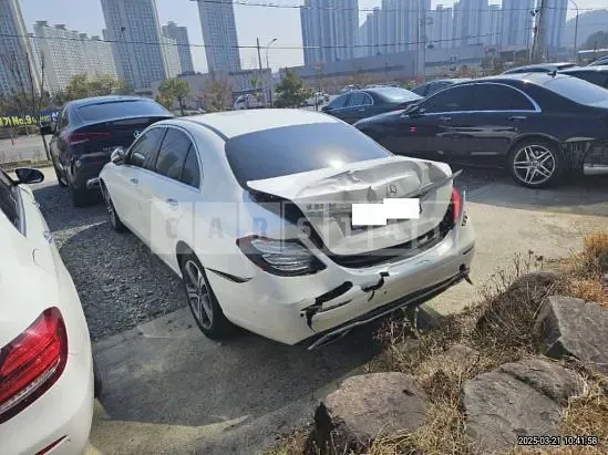 Photo 2 of 10: 2019 Mercedes-Benz E220d — Korean insurance auction