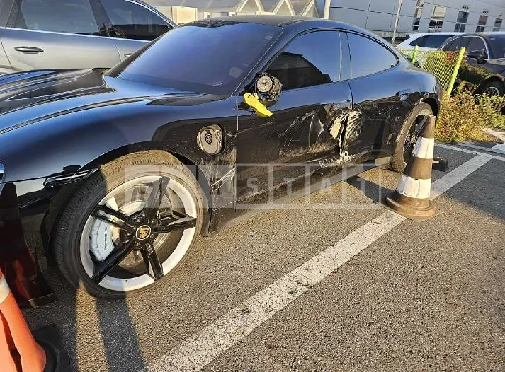 Photo 2 of 18: 2024 Porsche Taycan 4S (High. 5-Seater) — Korean insurance auction