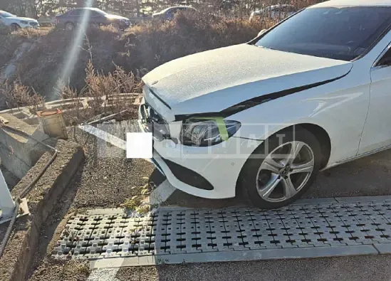 Photo 2 of 38: 2017 Mercedes-Benz E220d 4Matic — Korean insurance auction