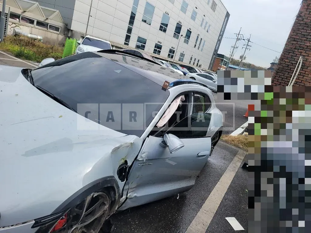 Photo 2 of 43: 2022 Porsche Taycan Cross Turismo 4S, VIN WP0BB2Y17NSA71402 — Korean insurance auction