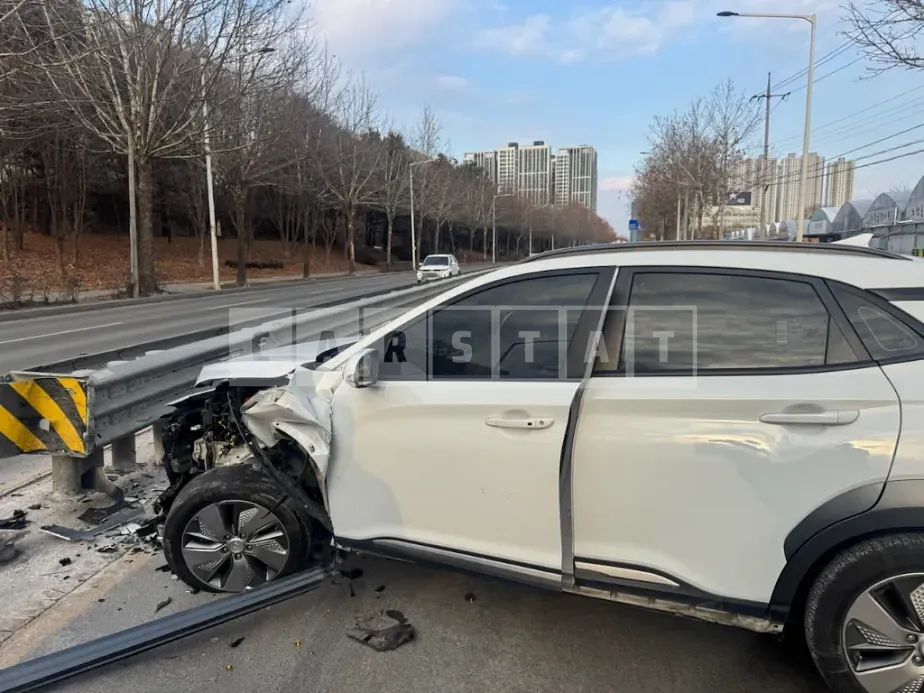 Photo 2 of 3: 2019 Hyundai Kona Electric Car — Korean insurance auction