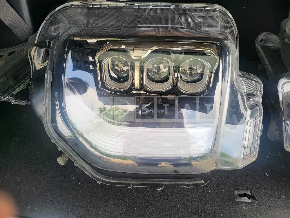 Photo 2 of 5: 2020 Hyundai Light /Palisade Headlamp, VIN KMHR581EDMU220982 — Korean insurance auction