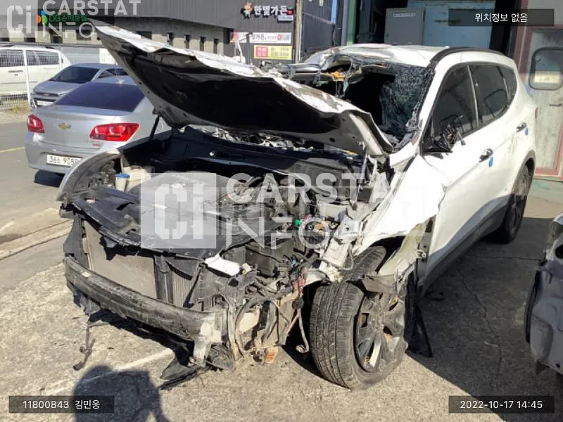 Photo 2 of 8: 2017 Hyundai Santa Fe, VIN KMHSW81XBJU784988 — Korean insurance auction
