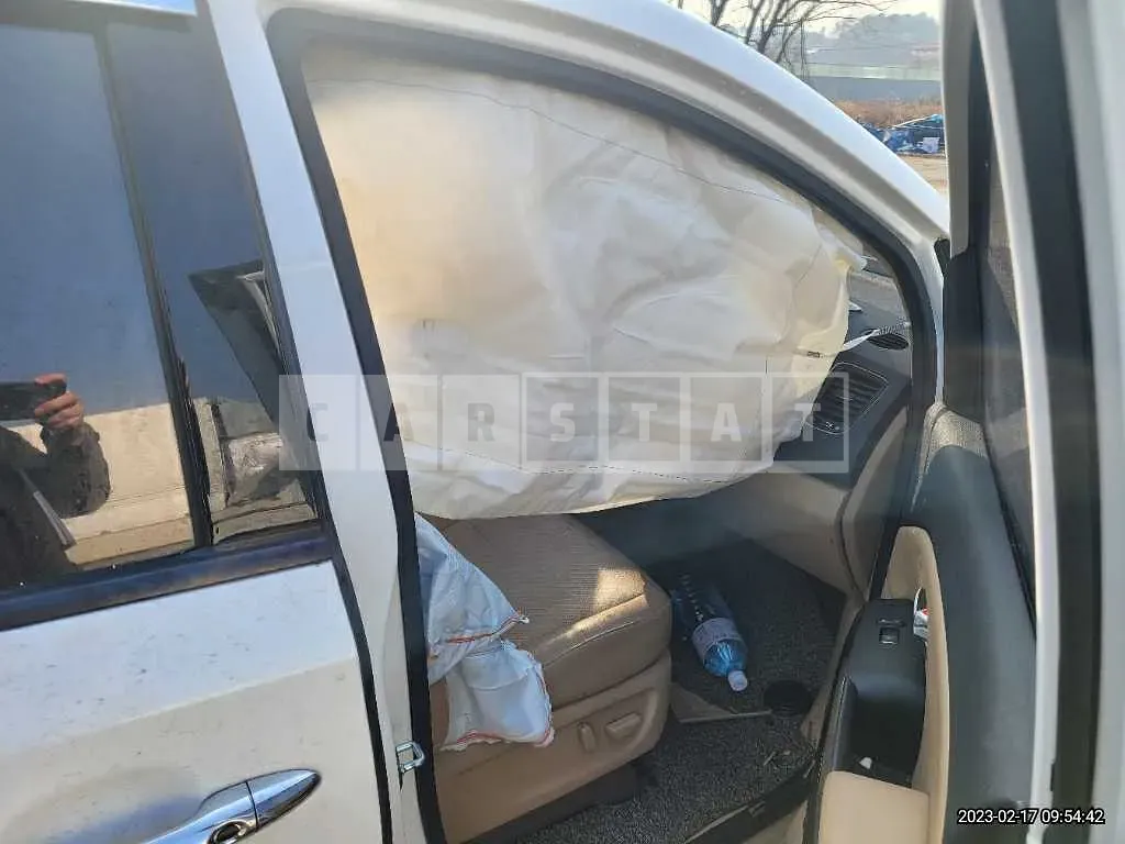 Photo 2 of 11: 2019 Kia Carnival, VIN KNAMC81ABKS490206 — Korean insurance auction