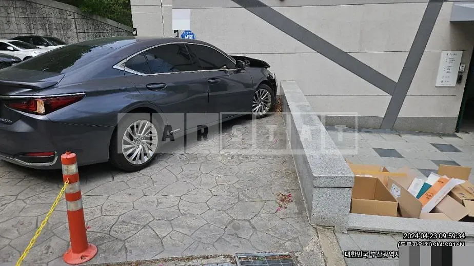 Photo 2 of 9: 2020 Lexus ES300h — Korean insurance auction