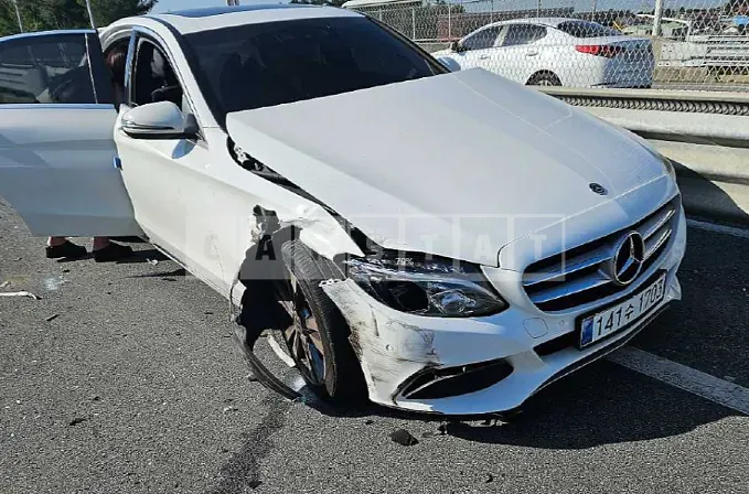 Photo 2 of 10: 2018 Mercedes-Benz C 220d, VIN WDDWF0EBXJR374332 — Korean insurance auction