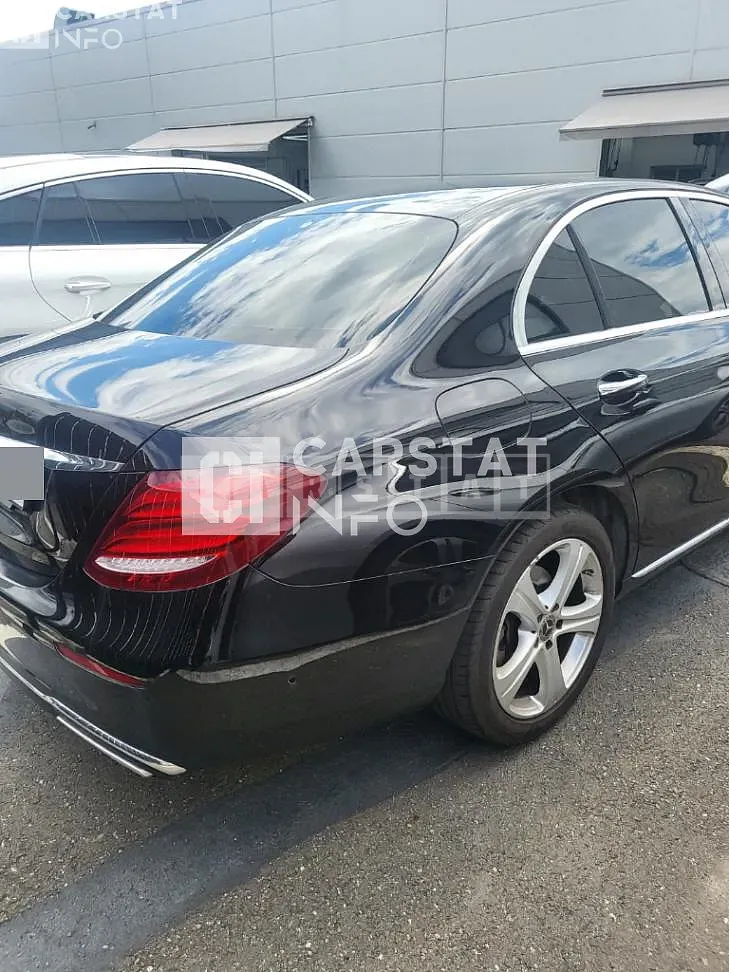 Photo 2 of 40: 2018 Mercedes-Benz E 200, VIN WDDZF4CB7JA441376 — Korean insurance auction