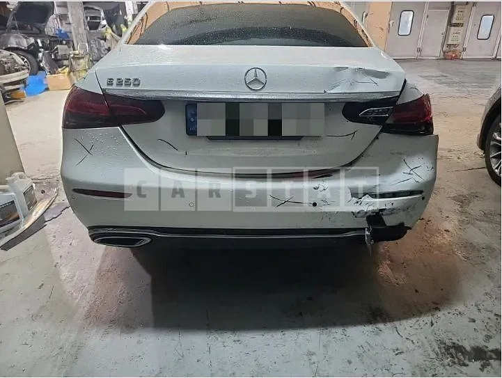 Photo 2 of 21: 2021 Mercedes-Benz E250, VIN W1KZF4FB7MA923801 — Korean insurance auction