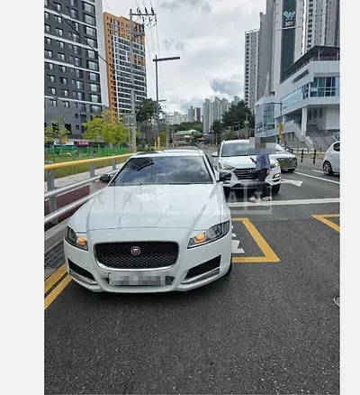 Photo 1 of 7: 2017 Jaguar XF 20d — Korean insurance auction