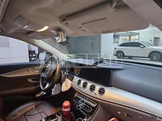 Photo 2 of 21: 2018 Mercedes-Benz E 200 — Korean insurance auction