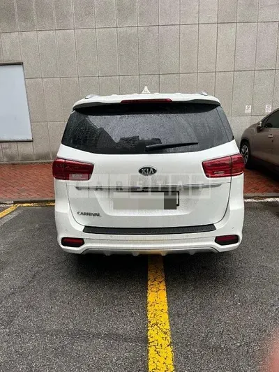 Photo 1 of 16: 2018 Kia Carnivals, VIN KNAME81ABKS478603 — Korean insurance auction