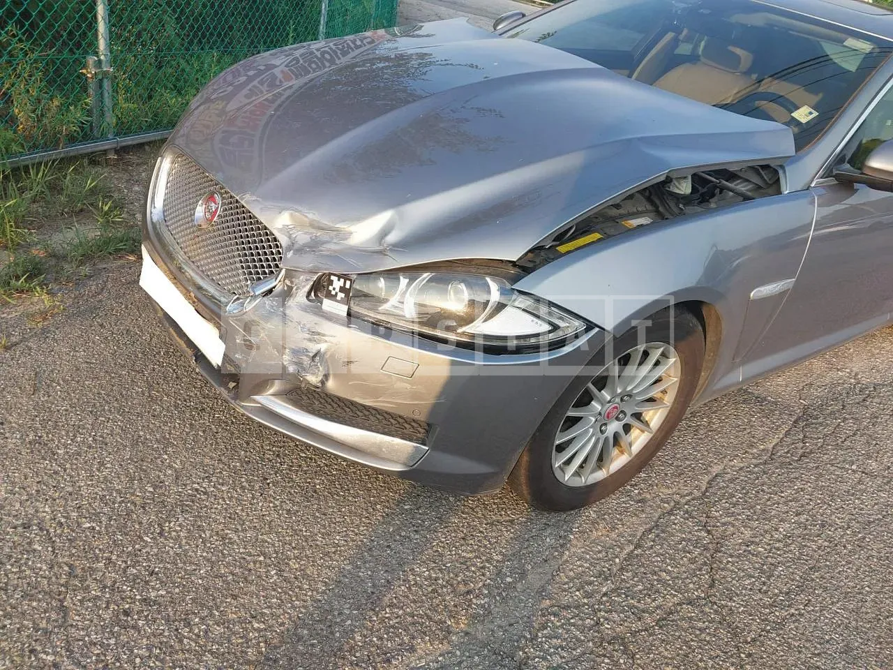 Photo 2 of 12: 2015 Jaguar XF 2.0GTDI, VIN SAJAA05S6FPU56081 — Korean insurance auction