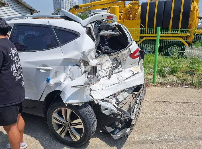 Photo 2 of 5: 2015 Hyundai Tucson, VIN KMHJT81VBFU980859 — Korean insurance auction