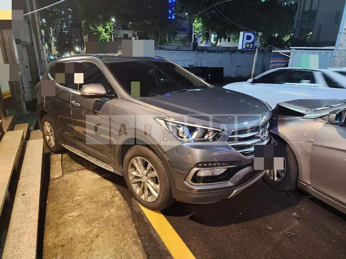 Photo 2 of 11: 2017 Hyundai Santa Fe DM, VIN KMHSW81UBJU794622 — Korean insurance auction