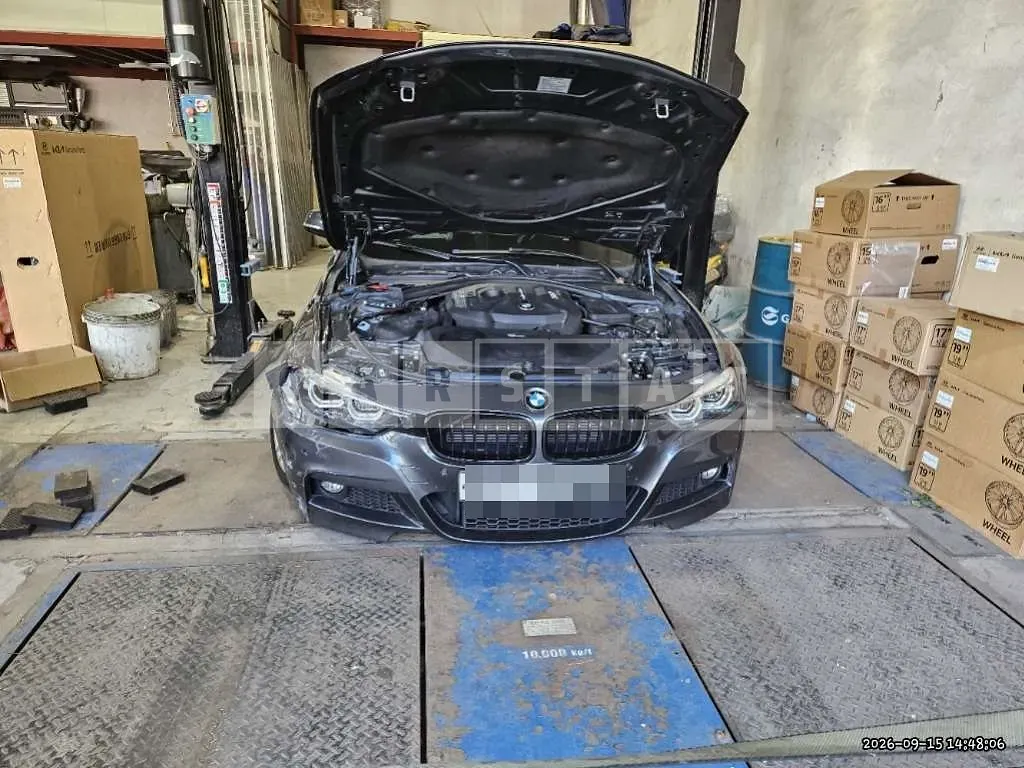 Photo 2 of 25: 2018 BMW 330i — Korean insurance auction
