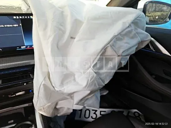 Photo 2 of 22: 2025 BMW 420i Convertible — Korean insurance auction