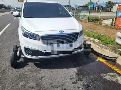 Photo 1 of 11: 2015 Kia Carnival 9 Seater — Korean insurance auction