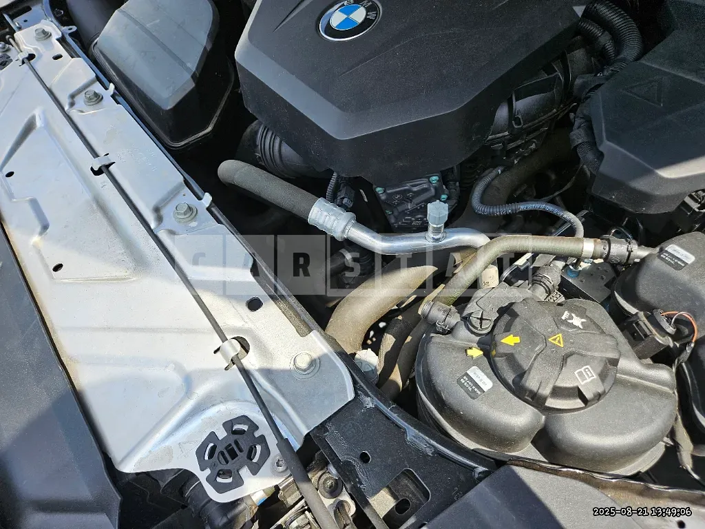 Photo 2 of 21: 2019 BMW 330i Luxury — Korean insurance auction