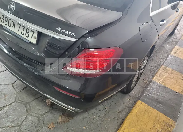 Photo 2 of 29: 2019 Mercedes-Benz E300 4Matic, VIN WDDZF4KB5KA683330 — Korean insurance auction