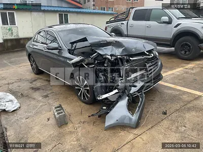 Photo 1 of 12: 2020 Mercedes-Benz E300 e, VIN WDDZF5DB2KA695440 — Korean insurance auction