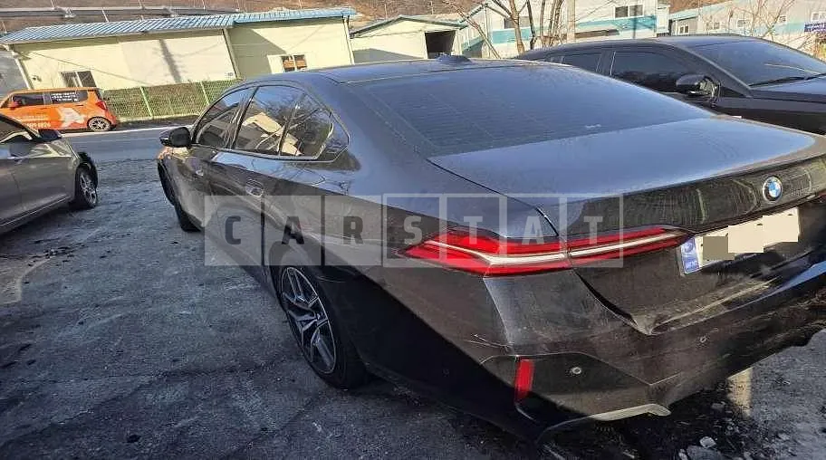 Photo 2 of 32: 2023 BMW 520i — Korean insurance auction