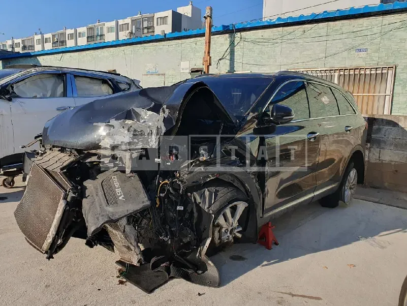 Photo 2 of 13: 2017 Kia Sorento, VIN KNAPS81ABHA371867 — Korean insurance auction