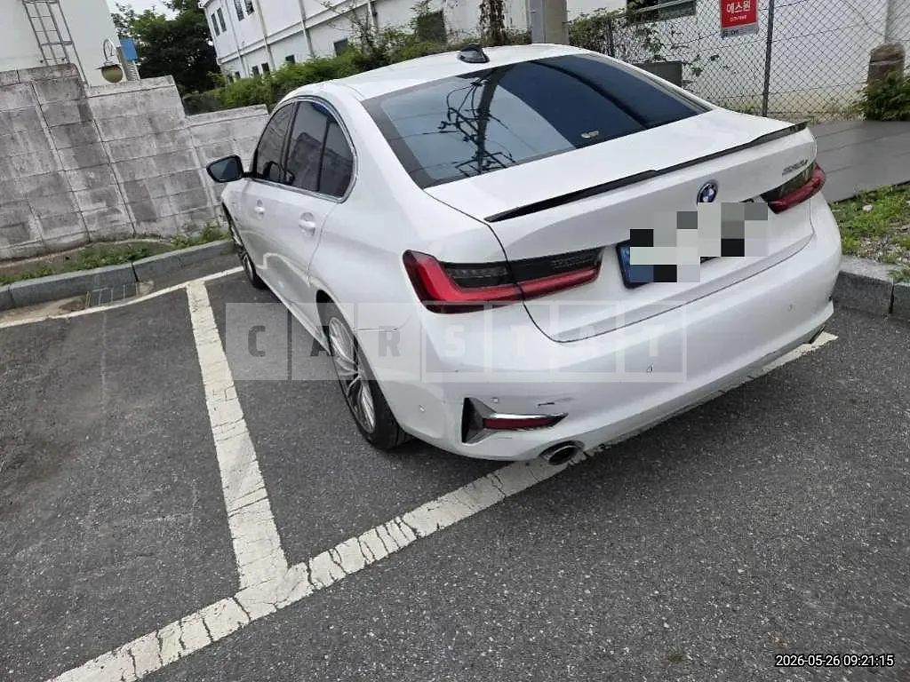 Photo 2 of 30: 2021 BMW 330e — Korean insurance auction