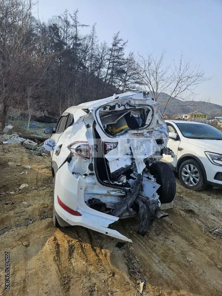 Photo 2 of 8: 2017 Hyundai Tucson TL — Korean insurance auction
