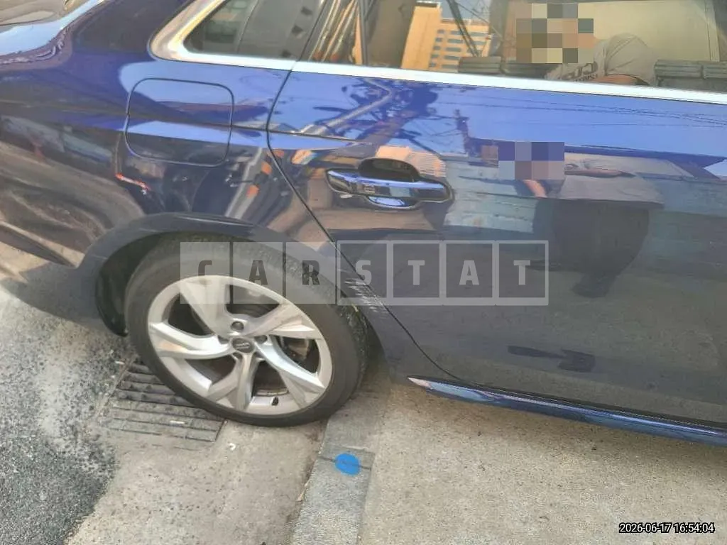 Photo 2 of 24: 2021 Audi A4 40 TFSI — Korean insurance auction