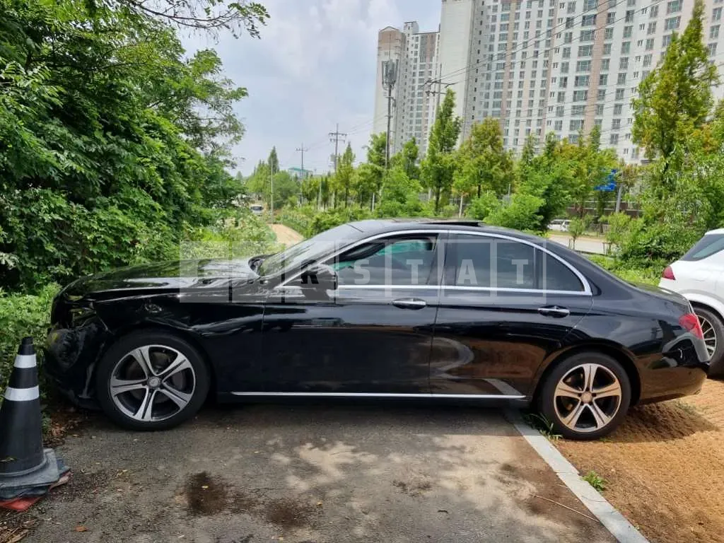 Photo 2 of 4: 2017 Mercedes-Benz E 300 — Korean insurance auction