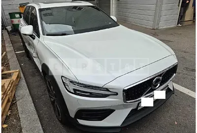 Photo 1 of 26: 2020 Volvo V60CC T5 AWD — Korean insurance auction