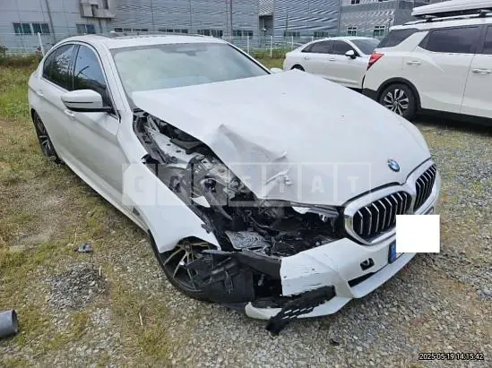 Photo 2 of 16: 2023 BMW 520i — Korean insurance auction
