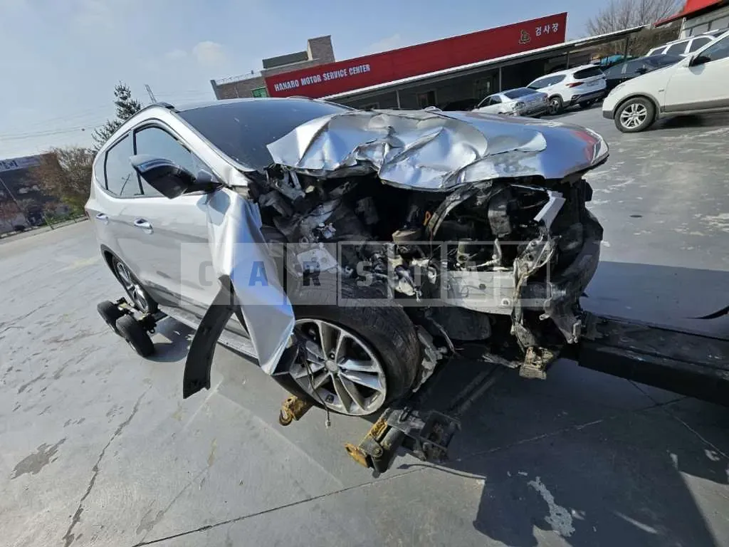 Photo 2 of 10: 2016 Hyundai Santa Fe, VIN KMHSW81UBGU616282 — Korean insurance auction