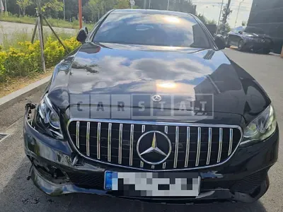 Photo 1 of 13: 2019 Mercedes-Benz E300 4Matic, VIN WDDZF4KB1KA670090 — Korean insurance auction