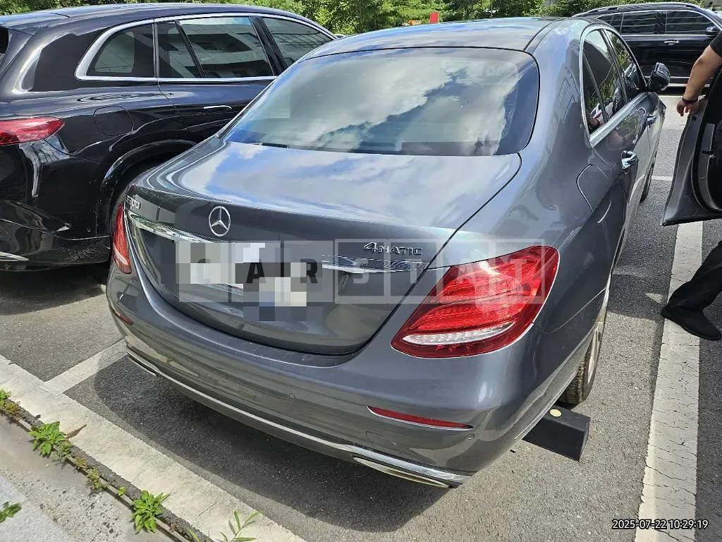 Photo 2 of 33: 2019 Mercedes-Benz E300 4Matic — Korean insurance auction
