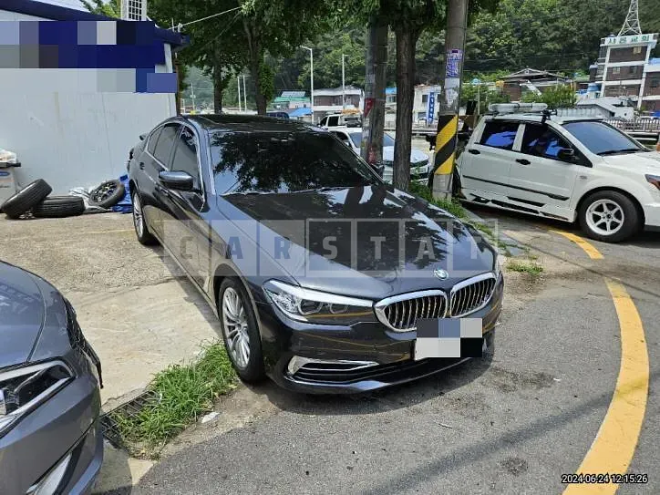 Photo 2 of 24: 2020 BMW 520i Luxury — Korean insurance auction
